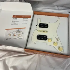 691959177921 920D CUSTOM Pickguard Stratocaster Uncovered Hum