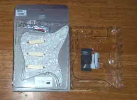 2931.00 EMG David Gilmour Wired Strat Pickguard Pearl Left