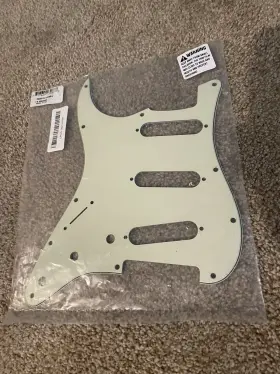 005-5320-000 FENDER Stratocaster Left Pickguard