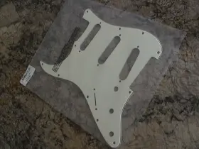 005-6199-000 FENDER Stratocaster Left Parchment Pickguard