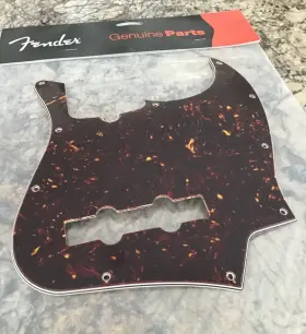 007-4131-000 FENDER American Srs Hole Pickguard Pack