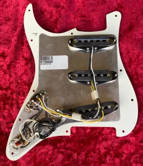 0077898000 FENDER Stratocaster Mim Pickguard Parchment Ply #2