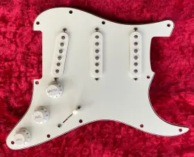 0077898000 FENDER Stratocaster Mim Pickguard Parchment Ply #3