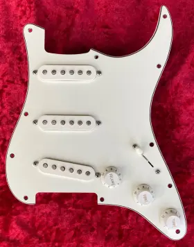 0077898000 FENDER Stratocaster Mim Pickguard Parchment Ply