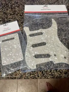 099-1328-000 FENDER Stratocaster Strat Pickguard Plate Moto