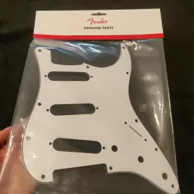 099-1360-000 FENDER Stratocaster Strat Guitar Pickguard