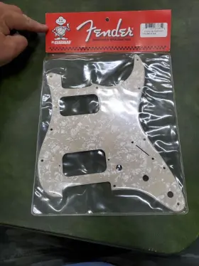 099-1371-000 FENDER Stratocaster Pickguard Pearl Moto