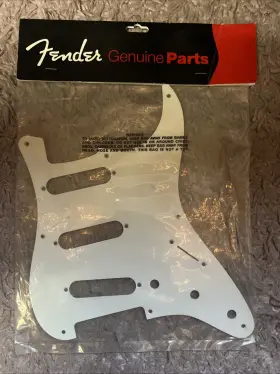 099-2017-000 FENDER Stratocaster Pickgard