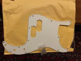 099-2160-000 FENDER Standard Precision Bass Pickguard Pearl