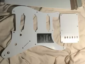 0992018000 FENDER Vintera Strat Pickguard Plate Ply