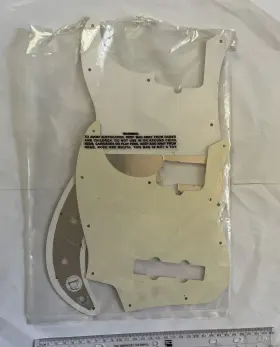 0992176000 FENDER Bass Pickguard #2