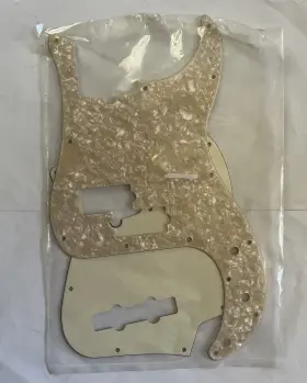 0992176000 FENDER Bass Pickguard