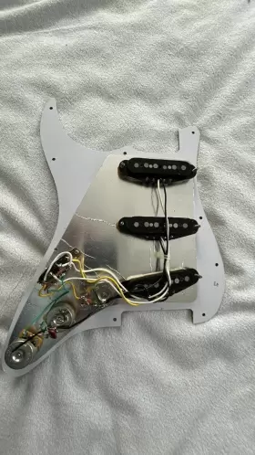 0992346500 FENDER Stratocaster Noiseless Wired Pickguard #2