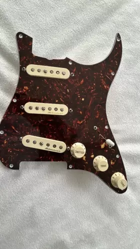 0992346500 FENDER Stratocaster Noiseless Wired Pickguard