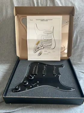 0992347506 FENDER Wired Strat Pickguard Hss