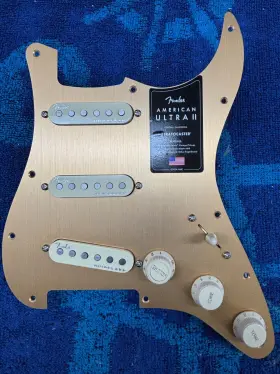 1918345387620009725 FENDER Box Ultra Anodized Pickguard
