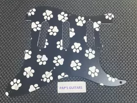 198092 FENDER Stratocaster Paws Print Pickguard