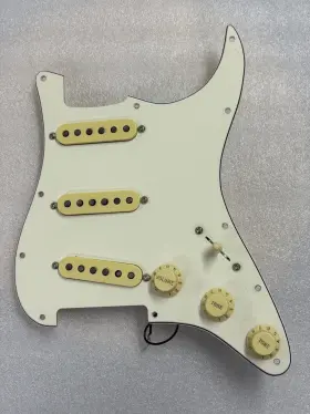 0992345509 FENDER 57/62 LOADED PICKGUARD Hole