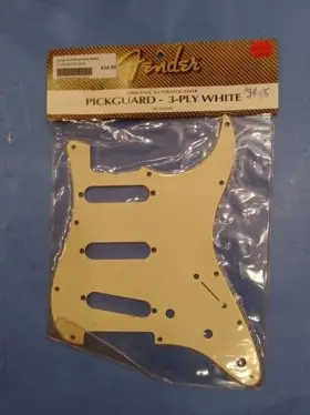 717669447021 FENDER Pickguard Strat Ply
