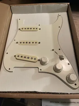 7710515-000 FENDER Strat Pickguard Single Coil Electric