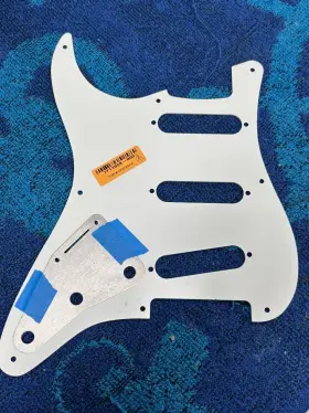 7711558-000 FENDER American Strat Parchment Hole Pickguard #2