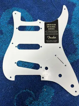 7711558-000 FENDER American Strat Parchment Hole Pickguard