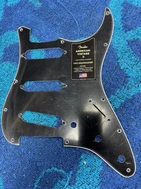 7721686-000 FENDER American Stratocaster Hole Pickguard