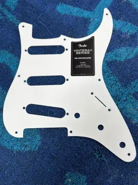 7726348000 FENDER Vintera Stratocaster Single Ply Hole