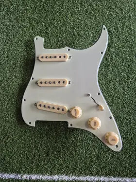 Fender Str045 Custom Shop Fat 60s Loaded Pickguard. Mint Green