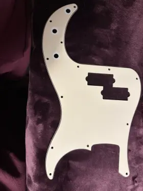 MX0375 MUSICLILY Hole Pickguard Fender Standard Precision