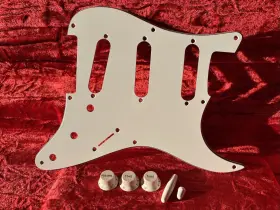 STCJ-804 WD Fender Stratocaster Hole Pickguard Kit